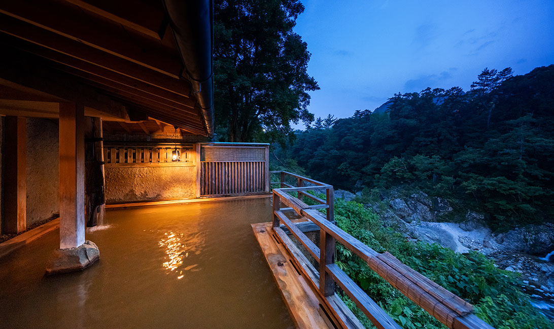 写真：屋根付き「檜の露天風呂」