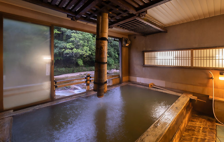 写真：民芸ひのき風呂