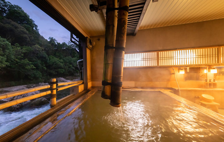 写真：民芸ひのき風呂