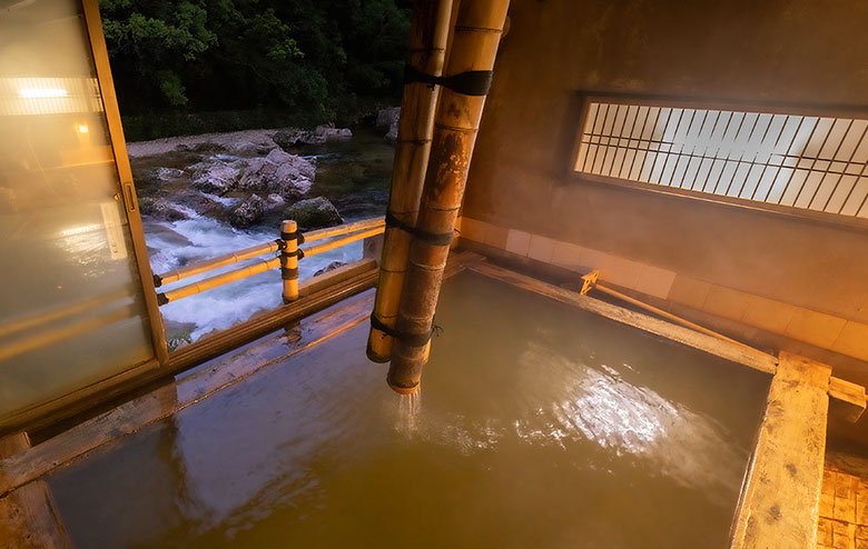 写真：民芸ひのき風呂