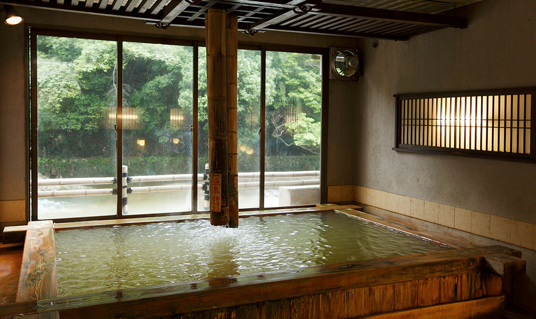 写真：民芸ひのき風呂