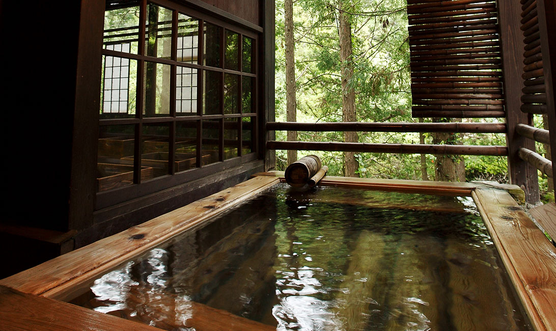 写真:檜露天風呂