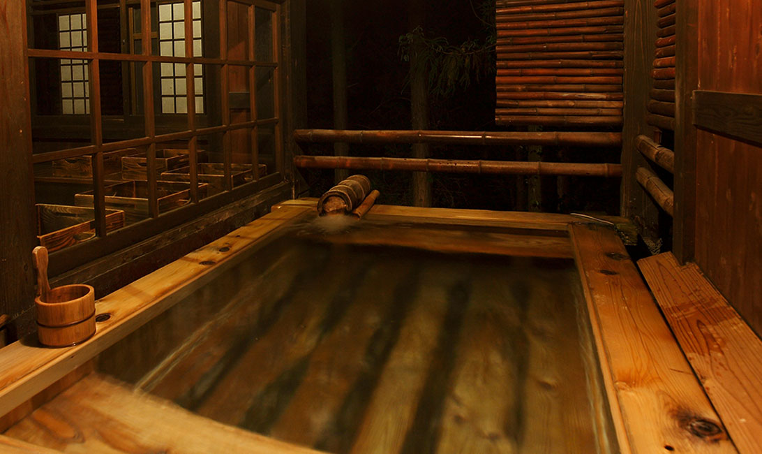 写真:檜露天風呂