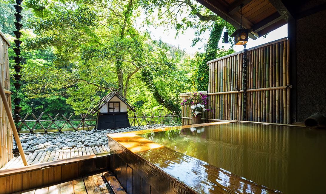 写真:ヒノキ露天風呂